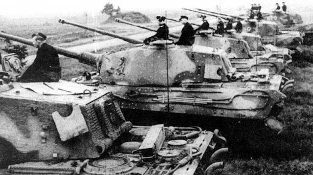 Танки Pz.Kpfw. VI Ausf. B «Тигр II» 503-го батальона тяжелых танков во время учений на полигоне Майли-ле-Камп во Франции в сентябре 1944 года