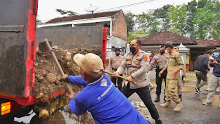  Gotong Royong Perbaiki Jalan Desa,Polres Trenggalek Gelar Bhaksos