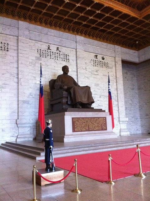 chiang kai shek memorial hall bronze statue hall