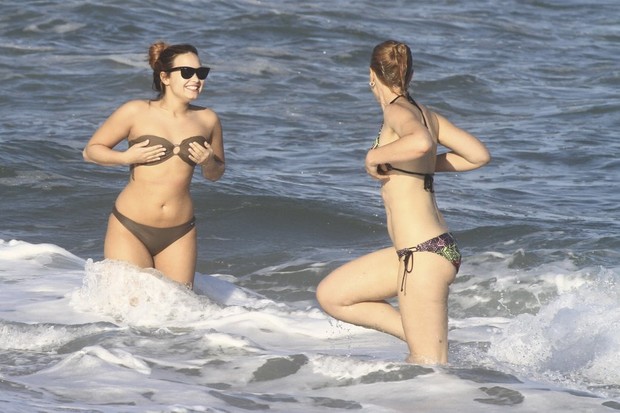 Demi Lovato e sua amiga em praia do Rio de Janeiro