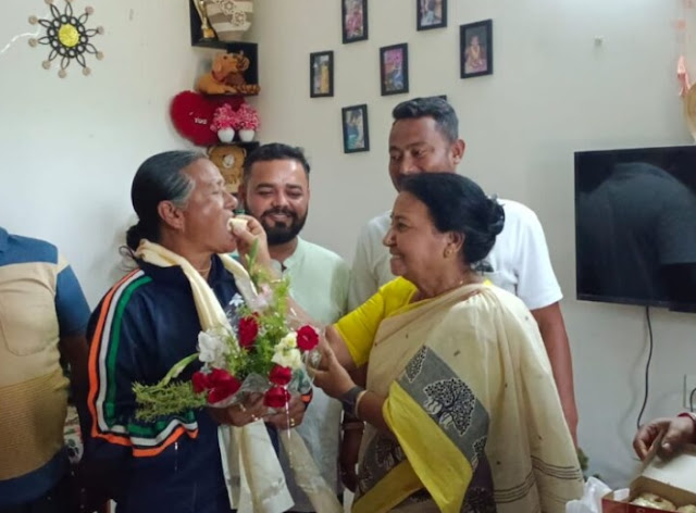 61 वर्षीय एथलीट शांति सिंह को विधायक शिखा चटर्जी ने किया सम्मानित
