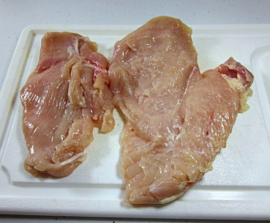 Two different colored breasts from same package 🤔 I'm no Gordan Ramsey but  is this normal? First time my chicken came this way. : r/hellofresh