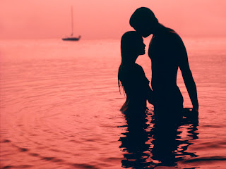 Loving Couple In Beach HD Wallpaper