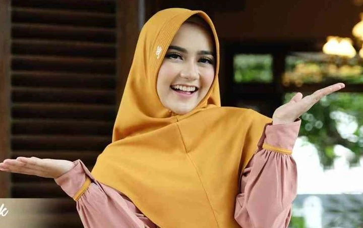 Bikin Wajah Tampak Lebih Cerah Ini 8 Warna Hijab Yang Sesuai - Warna jilbab yang cocok untuk orange