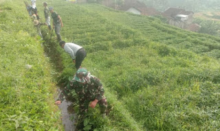 Satgas Citarum Sektor 3 Libatkan Masyarakat di Kegiatan Citarum Melalui Kegiatan Jumat Bersih Untuk Menumbuhkan Kembali Budaya Gotong Royong dan Prilaku Menjaga Alam dan Menjaga Kebersihan