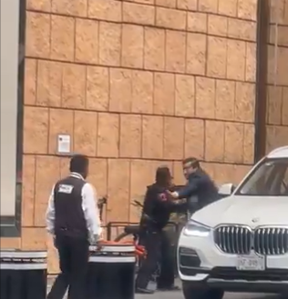 Policia se pelea con un escolta