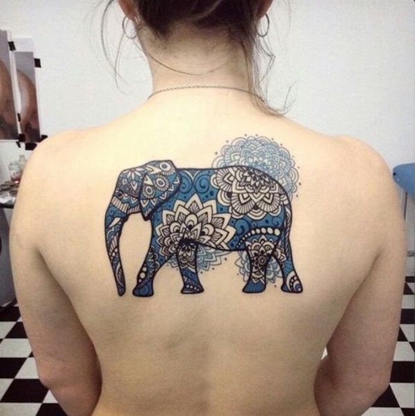 Um elefante coberto em um padrão de mandala é colorido em um principalmente o azul da paleta.