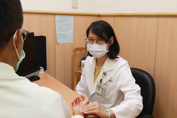 ▲洪崚育醫師建議體質虛寒者把握時機敷三伏貼。（慈濟醫院提供）