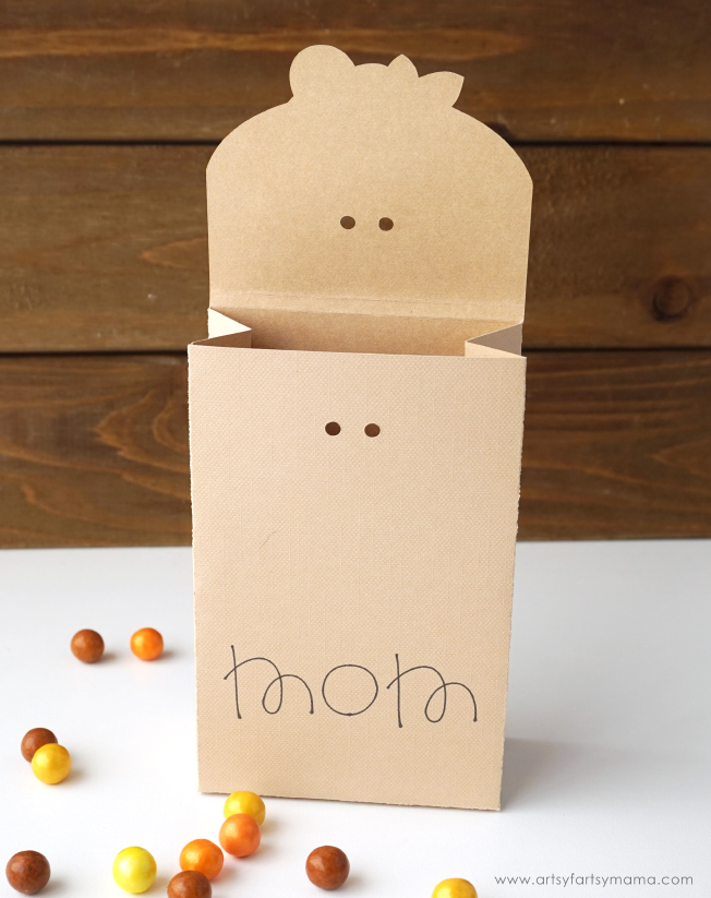 Treat your guests to something special this year with these DIY Thanksgiving Favor Boxes! #Thanksgiving #CricutMade