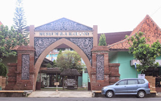 Gerbang Depan Museum Kartini