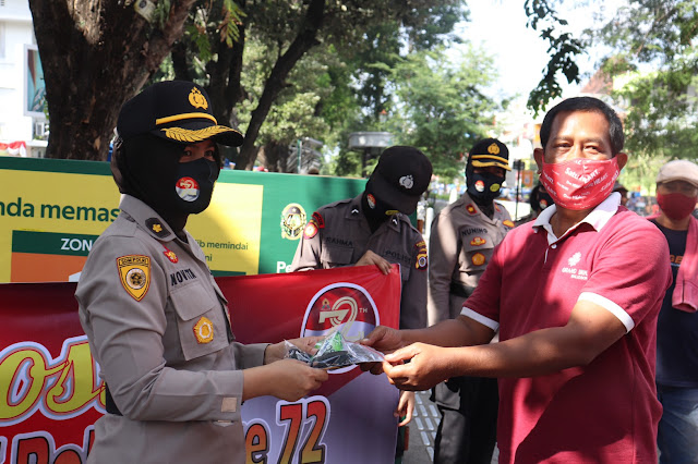 Kompol Novita Eka Sari Pimpin Bakti Sosial Polwan Bagi Masker di Jalan Malioboro