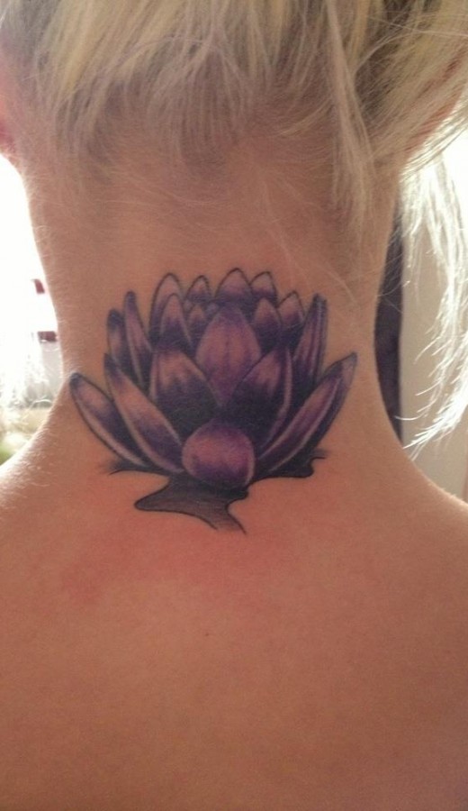 Flor de lótus desenho de tatuagem no pescoço para mulheres