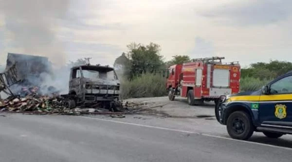 Caminhão pega fogo e mobiliza bombeiros em rodovia de Sobral CE