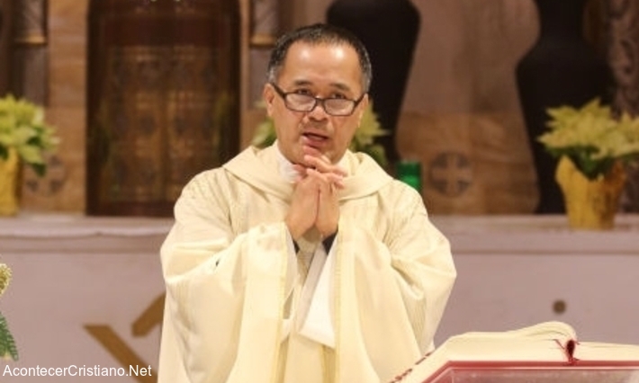 Sacerdote católico celebrando misa