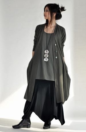 Elegant Oversize Grey And Black Outfit For Fall With Necklace