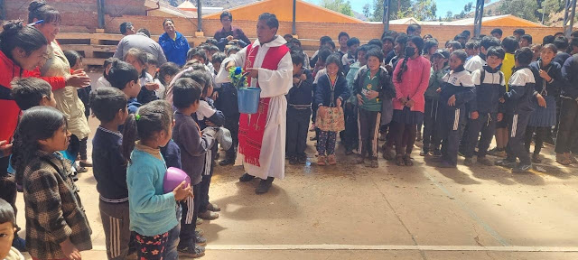 Schülergottesdienst in der Bildungseinheit von Chairapata Provinz Potosí Bolivien