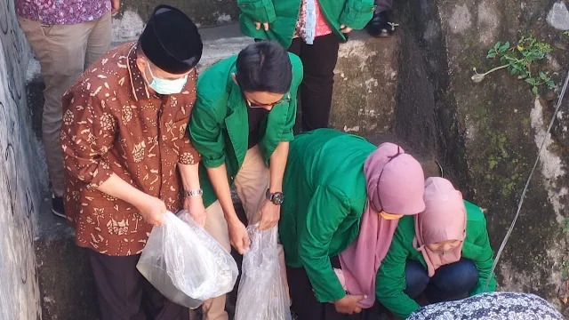 Sebar Bibit Ikan Puyu, Nasrul Abit Ajak Masyarakat Jaga Saluran Irigasi Agar Tak Tercemar Sampah.