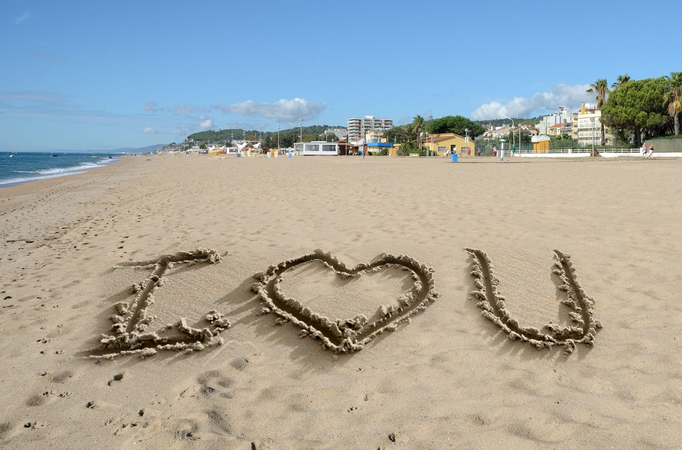 Gambar Tulisan I Love You di Pasir Pantai GRAFIS MEDIA