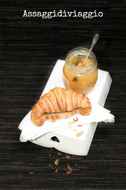 Croissants alla cannella con confettura di mele, uvetta e sciroppo d’acero