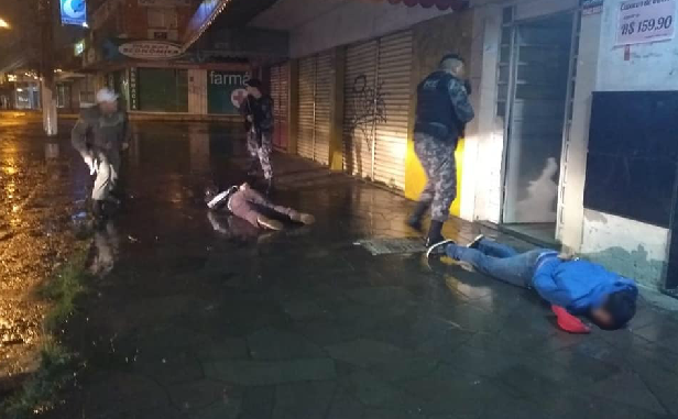 Ladrões tentavam furtar loja e são pegos pela Brigada Militar em Cachoeirinha
