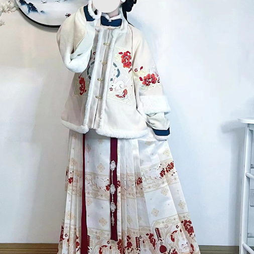 A Journey Through Time Exploring the Ming Dynasty Hanfu Dresses Set with Beige Fluff Edge and Flower Pattern 2