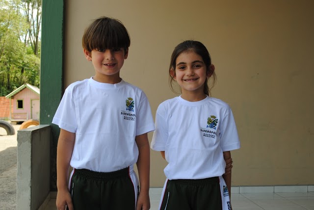 Alunos recebem uniforme escolar, em Siderópolis