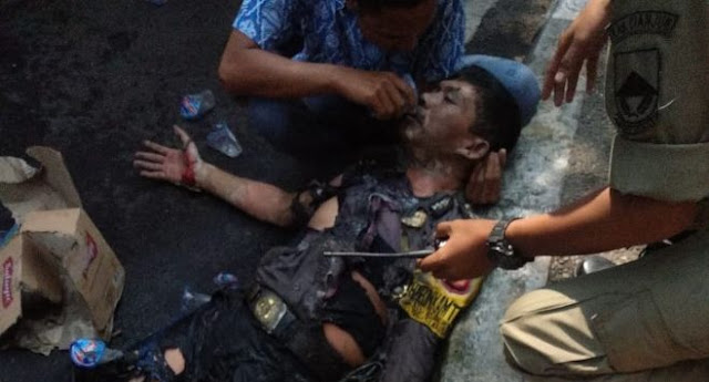 Terimakasih Yah Dik, Kamu Sudah Berbaik Hati Memberikan Minum Kepada Bapak Polisi Yang Dibakar Oleh Oknum Mahasiswa