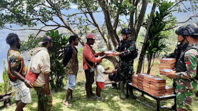 *Satgas Yonif Raider 321/GT/13/1 Kostrad Membagikan Sembako Dan Nasi Kotak Dalam Rangka Memperingati HUT TNI Ke-77*