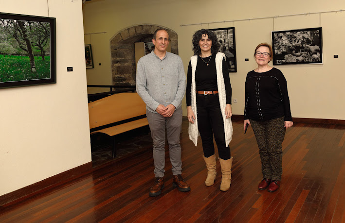 Concejala de Cultura Ayuntamiento de Valdés, Responsable de la Casa de Cultura  y Biblioteca Pública Municipal Joaquín Rodríguez y artista J. Antonio Fontal Álvarez