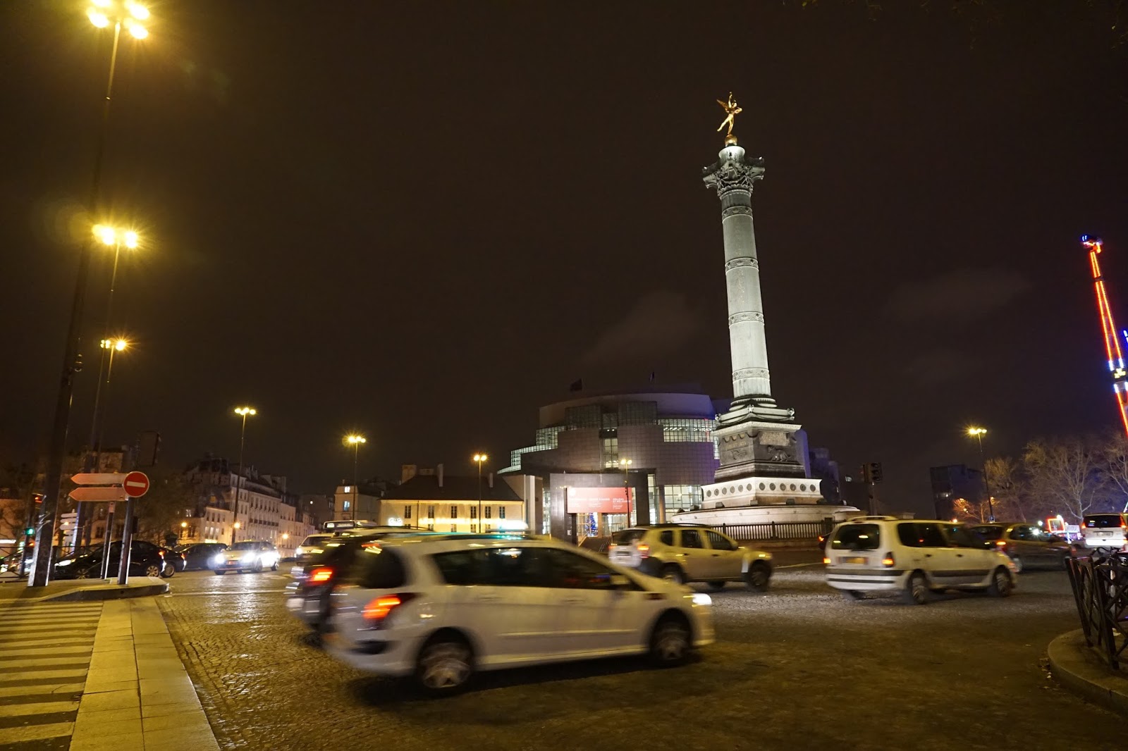 バスティーユ広場（Place de la Bastille）とオペラ・バスティーユ（L'Opéra de la Bastille）