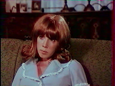 Linda York dans ETREINTES BRULANTES (ANGEL ABOVE THE DEVIL BELOW)