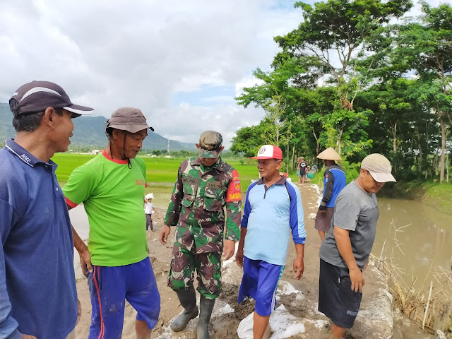 Babinsa  Koramil Cawas Bersama Masyarakat Perbaiki Tanggul