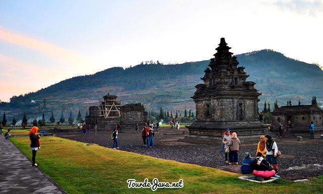 kawasan komplek candi di dieng plateau