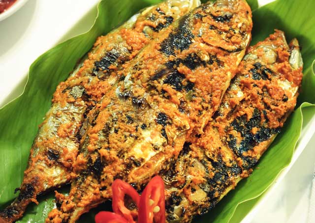 Kuliner ikan bakar memang boleh dibilang kuliner yang pertama kali dikenal manusia. Sebelum minyak goreng hadir, membakar atau memanggang di atas bara api merupakan satu-satunya cara mengolah aneka kuliner ikan.