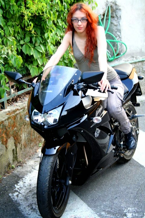 Galeri Foto Biker Cewek Cantik Naik Motor Sport  HD 