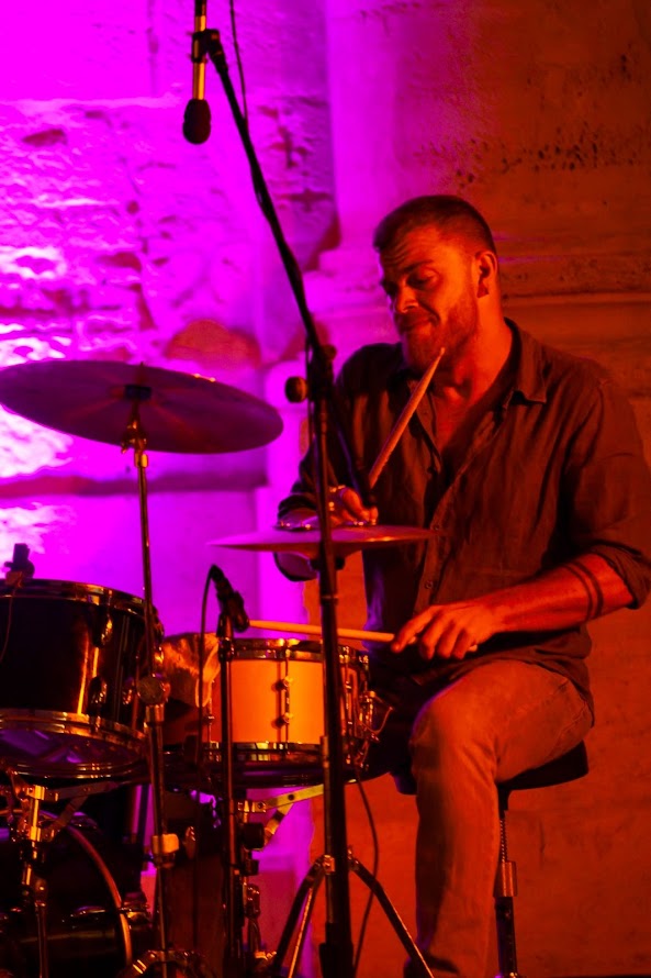 L'immagine raffigura Giovanni Angelini mentre suona la batteria.