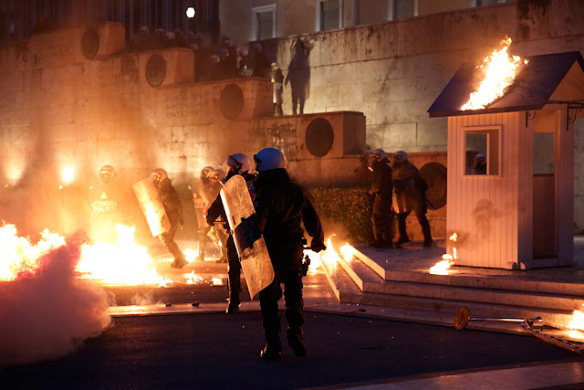 ΑΓΡΙΑ ΕΠΕΙΣΟΔΙΑ ΕΞΩ ΑΠΟ ΤΗ ΒΟΥΛΗ! ΛΑΜΠΑΔΙΑΣΑΝ ΦΥΛΑΚΙΟ ΤΟΥ ΑΓΝΩΣΤΟΥ ΣΤΡΑΤΙΩΤΗ! 50 ΚΟΥΚΟΥΛΟΦΟΡΟΙ