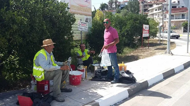 Ο Δήμος Ναυπλιέων διανέμει παγωμένα νερά στο προσωπικο της καθαριότητας