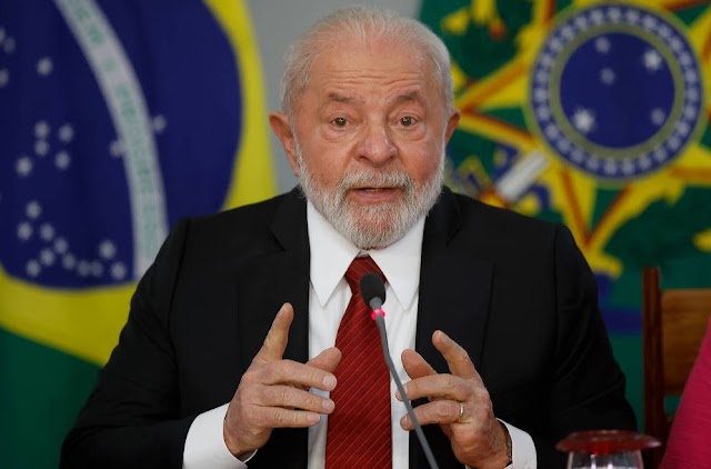 Governo Lula prevê salário mínimo de R$ 1.421 em 2024