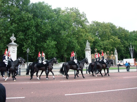 イギリス ロンドン観光案内 頑張れロンドンオリンピック パラリンピック12 バッキンガム宮殿の衛兵交代 Changing Of The Guard Buckingham Palace