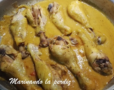 Muslitos de pollo con cebolleta, zanahoria, pimiento y tomate