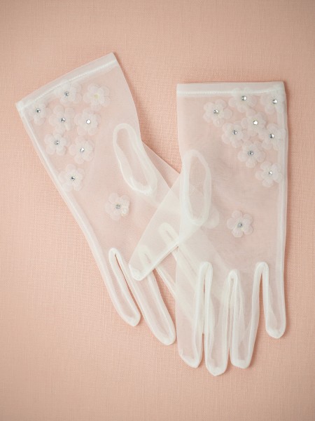 https://www.awbridal.com/elma-wrist-length-gloves-awst110u131-en/?color=Ivory