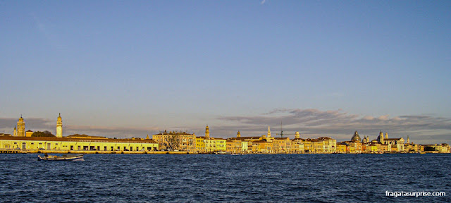 Trajeto de Vaporetto por um canal de Venezza