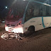 Pai, mãe e filho ficam feridos em colisão entre motocicleta e micro-ônibus em Fortaleza