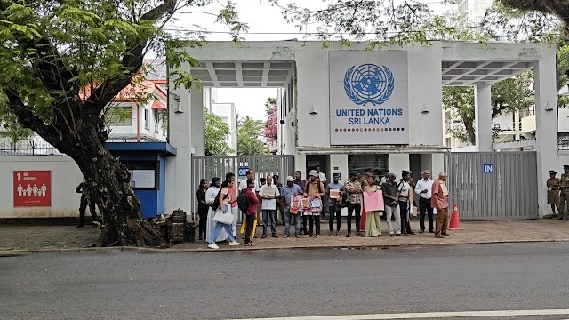 வடக்கு – கிழக்கு தமிழ் மக்கள் முன்னெடுக்கின்ற போராட்டத்துக்கு ஆதரவு தெரிவித்து  கொழும்பு ஐ.நா. அலுவலகத்தின் முன்பாக  கவனயீர்ப்புப் போராட்டம்.