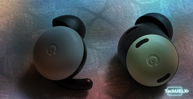 On the left, the Pixel Buds 2 with the integrated stabilisation wing. On the right, the Pixel Buds Pro. The ergonomics of the Pixel Buds Pro (left) have changed significantly to improve stability and comfort.