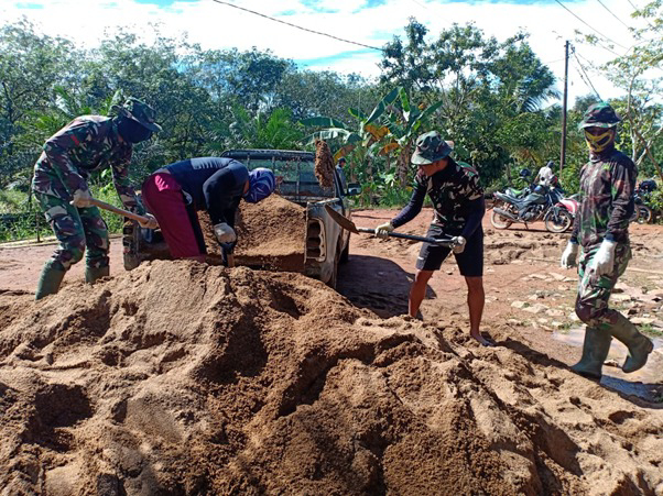 Keringat Bagian Dari Semangat Anggota Satgas TMMD Ke-111 Kodim 1207/Pontianak