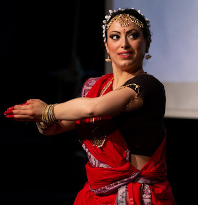 EX ASILO FILANGIERI NAPOLI nell'ambito di  NAPOLI BOLLYWOOD FESTIVAL 2019 direzione artistica: Veronica Aishanti presenta  DANZE CLASSICHE INDIANE BHARATA NATYAM e ODISSI Performance preceduta da Salangai Puja sabato 11 maggio 2019, dalle ore 19.30   Repertori:  BHARATA NATYAM Puspanjali (Tala Adi; Raga Nattai) Vinayaka Kavuthuvam  (Tala Adi, Raga Nata) Varavina Gita (Tala Rupakam; Raga Mohanam) Gajananam Slokam Coreografia: Smt Guru Yamini Krishnamurthy Interpreti: Veronica Aishanti; Francesca Jesi Docente: Marialuisa Sales  ODISSI Saveri Pallavi (Raga Saveri, Tala Ekotali, Tripota, Khemta)   Coreografia: Guru Kelucharan Mohapatra Interprete: Marialuisa Sales  L'ASILO Vico Maffei 4, Napoli L'evento inizierà con una breve conferenza visiva a cura di Veronica Aishanti e Clarissa Ladogana che illustrerà le caratteristiche e le differenze tra il cinema Hindi e il cinema Tamil (cenni storici, gli attori, i coreografi).  Saranno presenti ospiti d'eccezione direttamente dall'India e  stands (bazar di abiti indiani, mehendi tatoo artist, bar bio, agenzie di viaggio per l'India, ristorante indiano) Odissi Napoli Bharata Natyam Marialuisa Sales