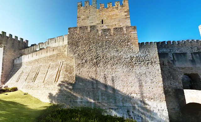 Image from the outside of the castle of Saint George in Lisbon 1