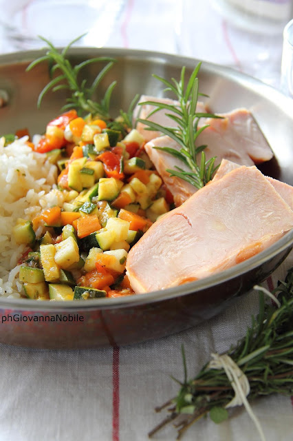 Riso Jasmine con fesa di tacchino al rosmarino e verdure saltate in padella